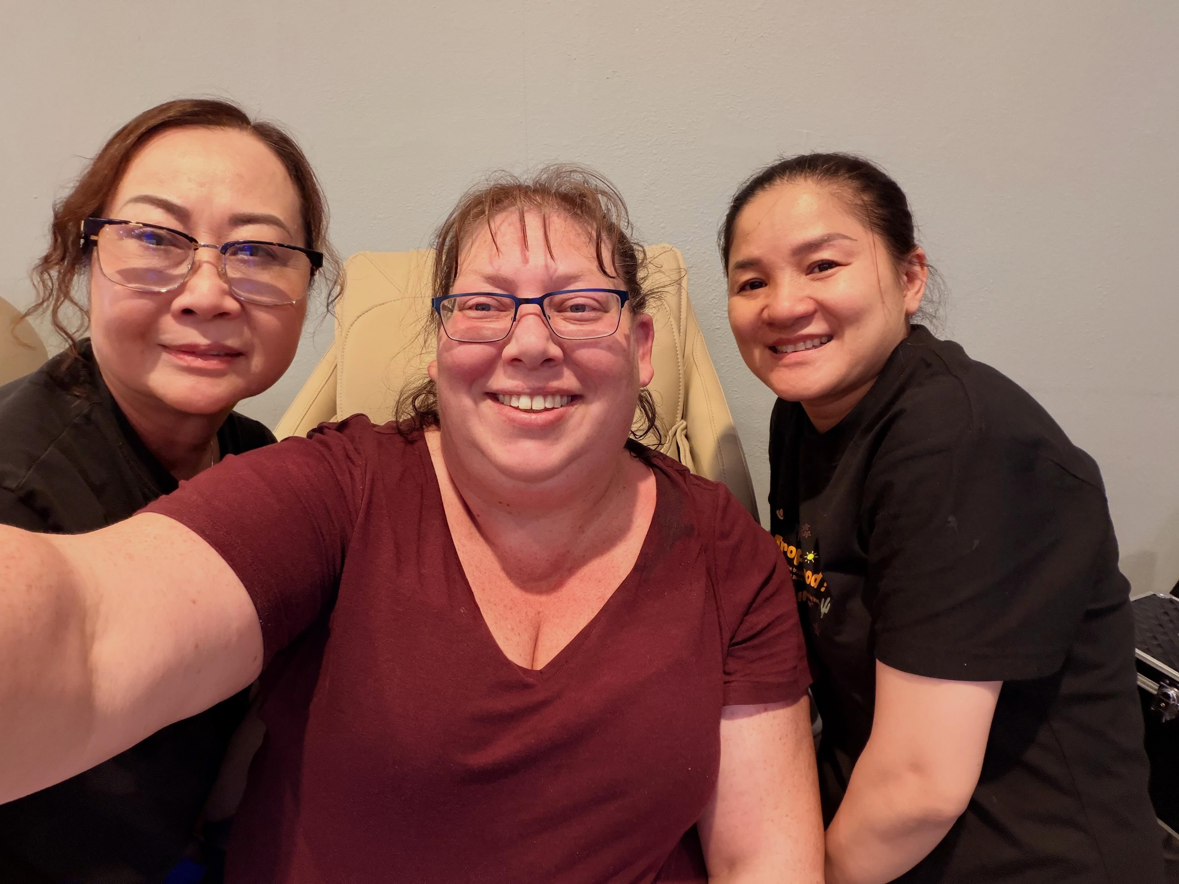 Had an absolute amazing pampering session with my girls Helen and Doe Doe! Seriously could t haven’t gotten more lucky to have these two help me get my hands and feet back to normal! 

#selfcare #pampering #manicure #pedicure #mshpaulido