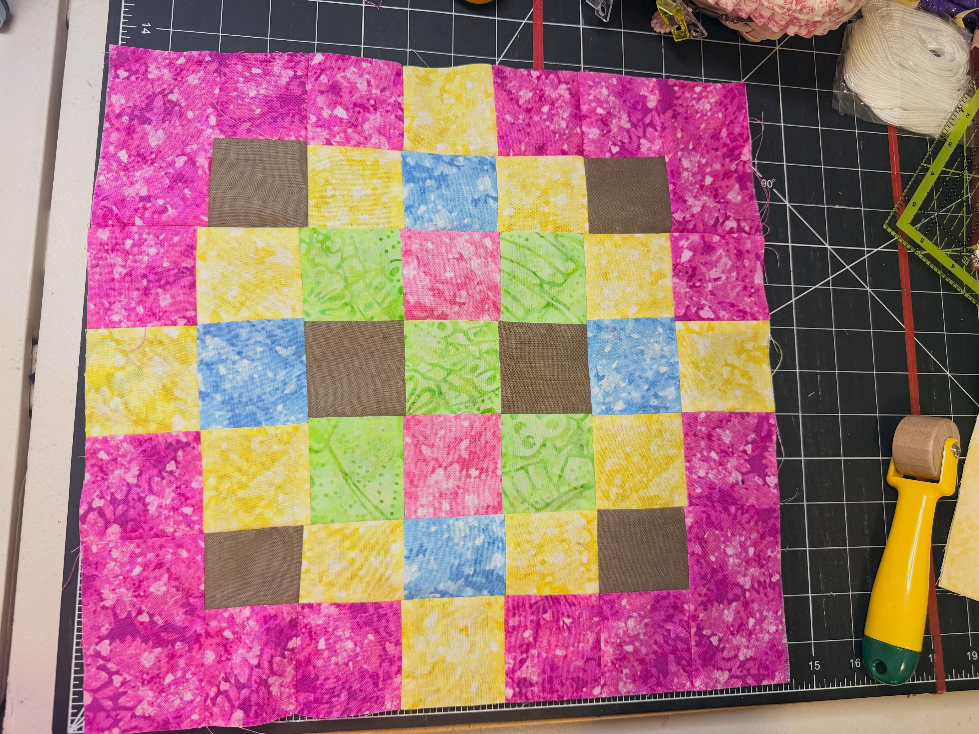 Doesn’t have to be perfect! We forget that sometimes that corners not meeting is supposed to happen!

#StitchTheDitch #LegallyScented #BloomingTogether #NotPerfect #Quilting